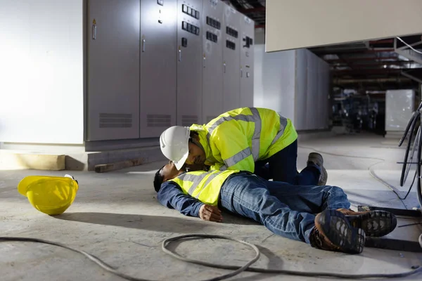Compruebe Respuesta Pulso Métodos Salvamento Rescate Accidente Trabajo Del Electricista — Foto de Stock
