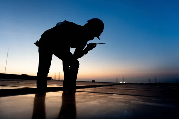 Teknisyen Fabrika Çatısındaki Photovoltaik Hücre Panellerini Güneş Panellerinin Bakımını Mühendislik — Stok fotoğraf