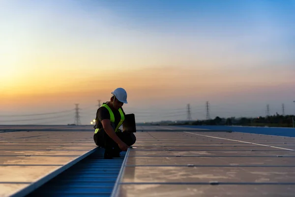 Teknisyen Fabrika Çatısındaki Photovoltaik Hücre Panellerini Güneş Panellerinin Bakımını Mühendislik — Stok fotoğraf