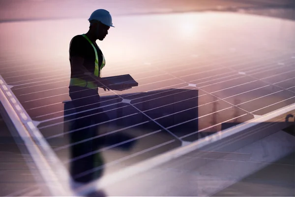 Técnico Telhado Verificando Painéis Células Fotovoltaicas Fábrica Manutenção Dos Painéis — Fotografia de Stock