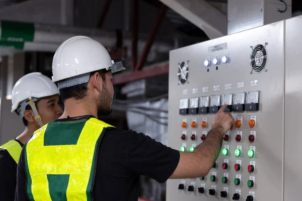 Electrical Engineer Team Working Front Hvac Control Panels Technician Discussion — Stock Photo, Image