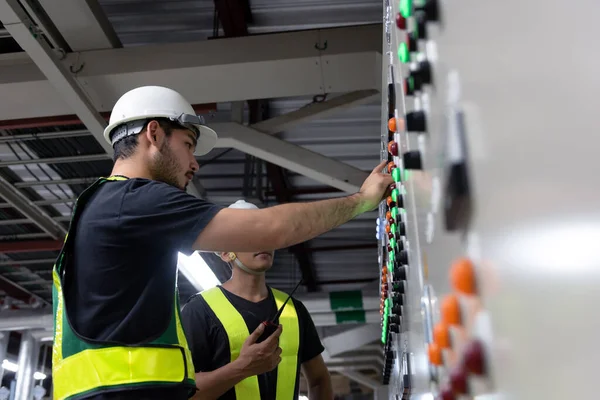 Elektrisk Ingenjör Team Arbetar Fram Hvac Kontrollpaneler Tekniker Daglig Kontroll — Stockfoto