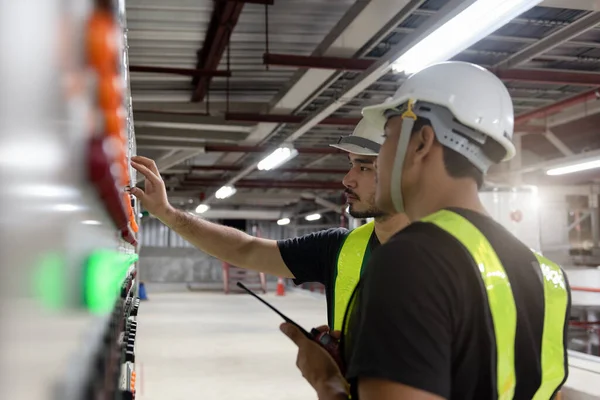 Zespół Inżynierów Elektrycznych Pracujący Przodu Centrali Hvac Technik Codziennej Kontroli — Zdjęcie stockowe