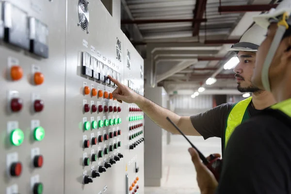 Elektrik Mühendisliği Ekibi Hvac Kontrol Panelleri Fabrikadaki Servis Odasındaki Güvenlik — Stok fotoğraf