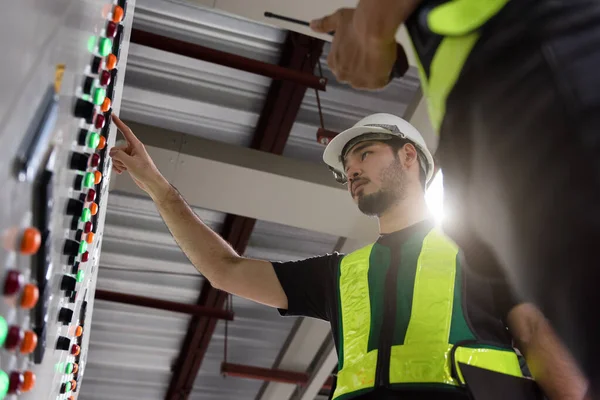 Tým Elektrotechniků Pracující Předních Řídících Panelech Vvk Technický Systém Denní — Stock fotografie