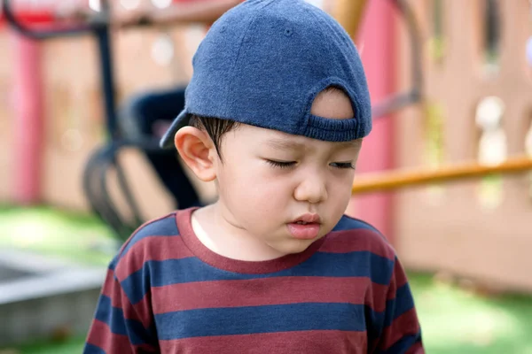 Ázsiai Kisfiú Portré Fáradt Kifejezés Parkban Játszótér Gyerekeknek Gyerekeknek — Stock Fotó