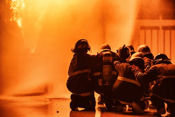 Feuerwehrmann Mit Feuerlöscher Oder Twirl Wassernebel Feuerlöscher Zum Sprühen Von — Stockfoto