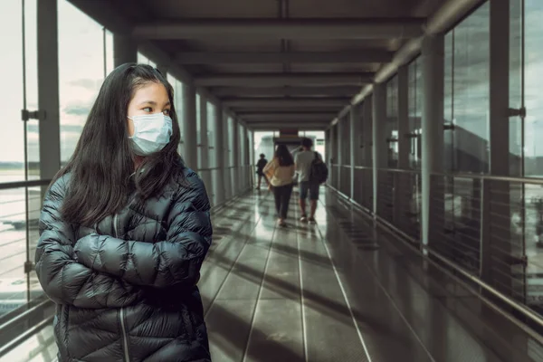 Asiatische Junge Frau Mit Gesichtsmaske Steht Auf Der Boarding Bridge — Stockfoto
