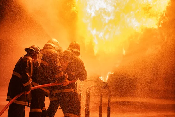 Feuerwehrmann Mit Feuerlöscher Oder Twirl Wassernebel Feuerlöscher Zum Sprühen Von — Stockfoto