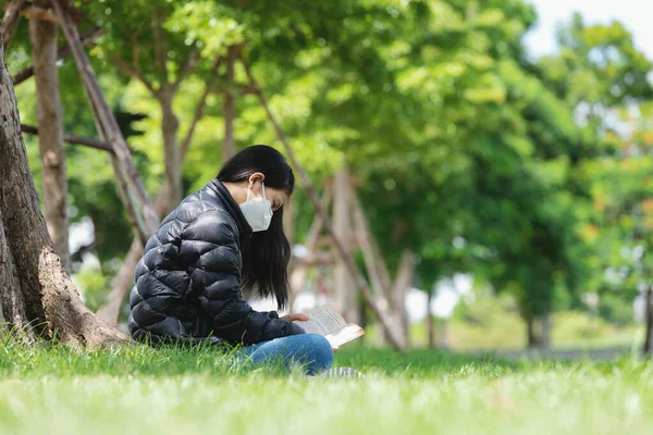 High School Teenager Sitzen Der Schule Garten Und Lesen Allein — Stockfoto