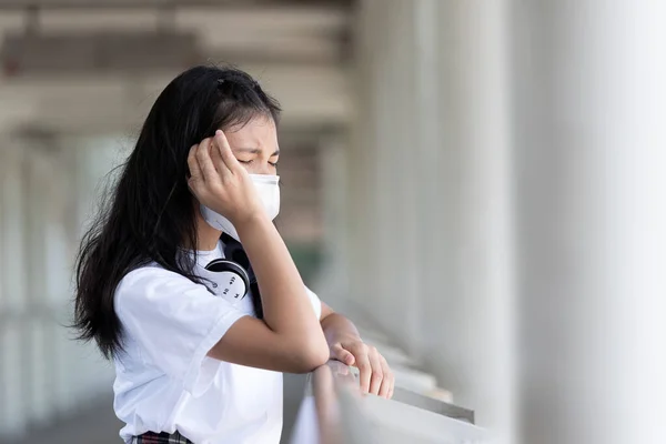 Nahaufnahme Porträt Eines Müden Asiatischen Teenagers Mit Starken Kopfschmerzsymptomen Und — Stockfoto