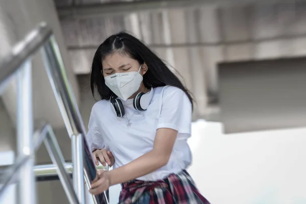 Müde Asiatische Teenager Haben Starke Kopfschmerzsymptome Und Erschöpfung Auf Öffentlichen — Stockfoto