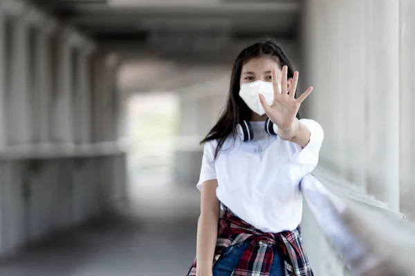 Asiatische Junge Frau Trägt Schutzmaske Gegen Coronavirus Covid19 Und Hindert — Stockfoto