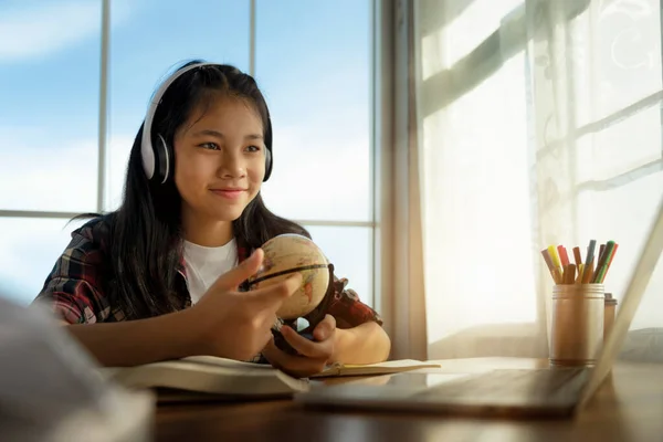 Aziatische Vrouwelijke Student Met Behulp Van Laptop Computer Thuis Leren — Stockfoto