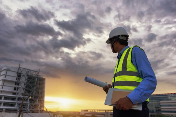 Génie Conseil Les Gens Sur Chantier Construction Tenant Plan Ordinateur — Photo