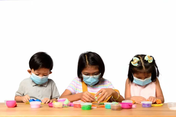 Asiatische Kinder Mit Gesichtsmaske Spielen Konzentriert Auf Einem Holztisch Mit — Stockfoto