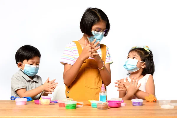 Asiatische Kinder Tragen Gesichtsmasken Während Sie Die Hände Mit Alkohol — Stockfoto