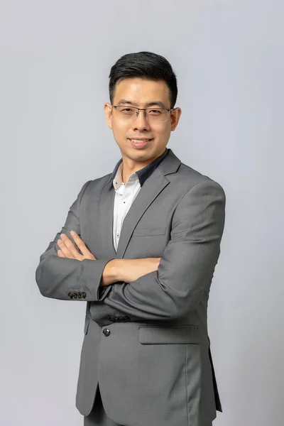 Porträtt Asiatisk Affärsman Glad Leende Grå Säker Kostym Isolerad Grå — Stockfoto