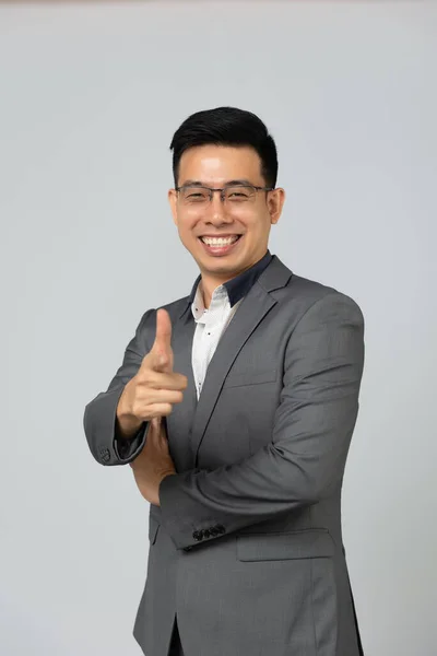 Retrato Del Empresario Asiático Feliz Sonriendo Traje Gris Confiado Aislado —  Fotos de Stock