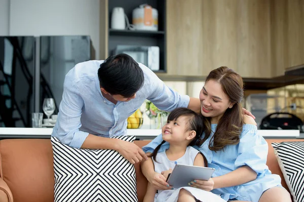 Azjatycka Rodzina Młodzi Rodzice Siedzieć Kanapie Córką Bawić Się Pomocą — Zdjęcie stockowe