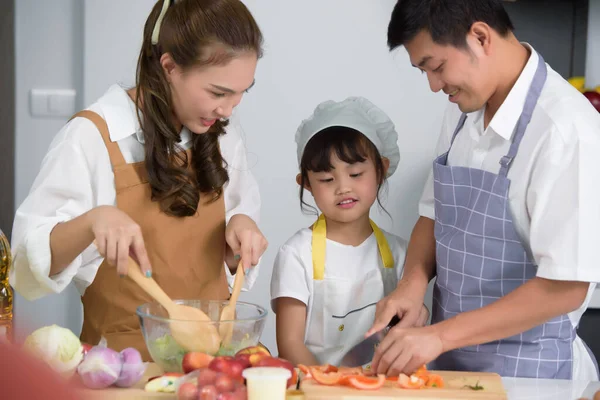 Azjatycka Rodzina Cieszyć Się Gotowaniem Razem Sałatki Żywności Domowej Roboty — Zdjęcie stockowe