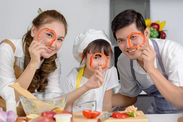 Porträt Einer Asiatischen Familie Die Rote Paprika Der Hand Hält — Stockfoto