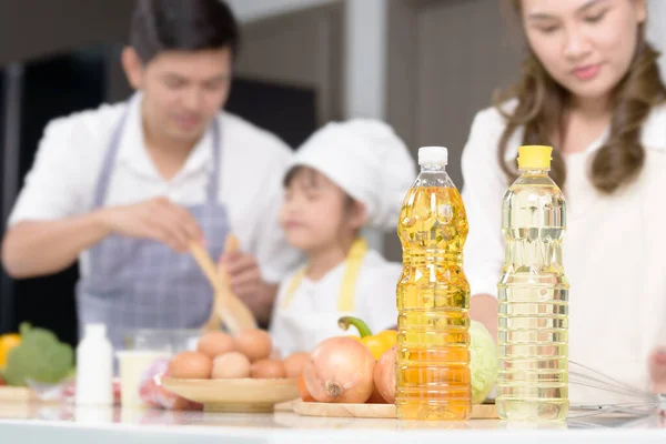 Óleo Vegetal Cozinhando Alimentos Balcão Superior Enquanto Família Gosta Cozinhar — Fotografia de Stock