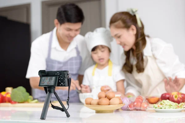 Família Asiática Blogger Gravação Vídeo Sobre Tutorial Salada Cozinhar Casa — Fotografia de Stock