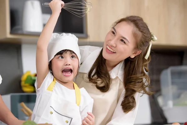 아시아 가정에서는 어머니가 요리를 가르치는 어머니와 아버지와 부엌에서 요리를 행복하다 — 스톡 사진