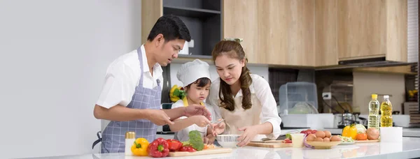 Família Asiática Desfrutar Com Cozinhar Juntos Alimentos Salada Caseiro Sala — Fotografia de Stock