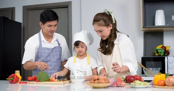 亚洲家庭喜欢在现代家里的厨房里一起烹调色拉食品 在家庭中共同开展活动 关注中心儿童 — 图库照片