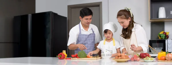 Asian Family Enjoy Cooking Together Salad Foods Homemade Kitchen Room — Stock Photo, Image