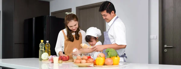 亚洲家庭喜欢在现代家里的厨房里一起烹调色拉食品 在家庭概念中共同开展活动和建立关系 带有复制空间的横幅 — 图库照片