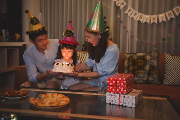 Familia Feliz Disfruta Con Niña Celebrando Cumpleaños Juntos Mientras Que — Foto de Stock