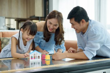 Ebeveynler evdeki çocuklarıyla arkadaş olarak oynarlar, çocukların yeteneklerini öğrenirler ve insan ilişkileri kurarlar. Ebeveynlik kavramı.