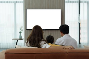 Evde televizyon izlerken kanepede oturan aile dikiz aynası, ekranda dizayn için alan.