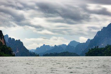 Tayland 'ın Surat Thani Eyaleti' ndeki Rajjjaprabha barajında (Chiewlarn barajı) dağlar ve gökyüzü olan adalar arasında Asya gölü manzarası.