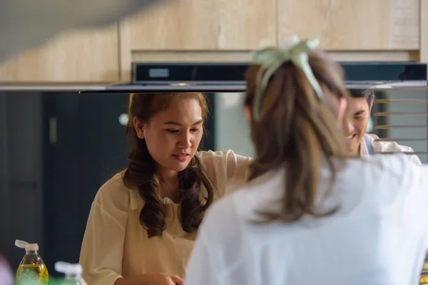 아내에 현대식 주방에서 남편과 요리하면서 거울에 반사되어 부드러운 초점을 맞추는 — 스톡 사진