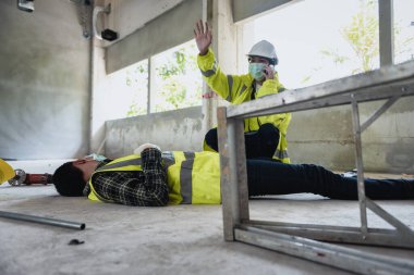İnşaat alanındaki işçilerin iş kazası ve meslektaşlarının bilinçsizliği kurtarma ve hayat kurtarma için güvenlik görevlisini çağırır. Yaralanan kişiye odaklan.