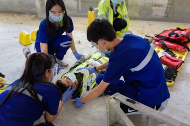 Kafa yaralanmaları için ilk yardım ve iş yerindeki tüm travma vakaları, duygu kaybı, kol ve bacaklarda fonksiyon kaybı, hastanın nakli için ilk yardım eğitimi dikkate alınıyor..