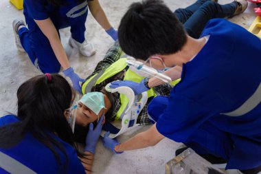 Kafa yaralanmaları için ilk yardım ve iş yerindeki tüm travma vakaları, duygu kaybı, kol ve bacaklarda fonksiyon kaybı, hastanın nakli için ilk yardım eğitimi dikkate alınıyor..