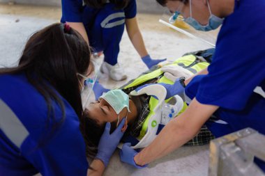 Kafa yaralanmaları için ilk yardım ve iş yerindeki tüm travma vakaları, duygu kaybı, kol ve bacaklarda fonksiyon kaybı, hastanın nakli için ilk yardım eğitimi dikkate alınıyor..