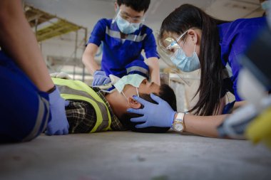 Kafa yaralanmaları için ilk yardım ve iş yerindeki tüm travma vakaları, duygu kaybı, kol ve bacaklarda fonksiyon kaybı, hastanın nakli için ilk yardım eğitimi dikkate alınıyor..