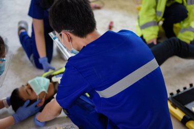 Kafa yaralanmaları için ilk yardım ve iş yerindeki tüm travma vakaları, duygu kaybı, kol ve bacaklarda fonksiyon kaybı, hastanın nakli için ilk yardım eğitimi dikkate alınıyor..