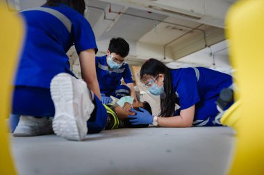 Kafa yaralanmaları için ilk yardım ve iş yerindeki tüm travma vakaları, duygu kaybı, kol ve bacaklarda fonksiyon kaybı, hastanın nakli için ilk yardım eğitimi dikkate alınıyor..