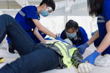 Kafa yaralanmaları için ilk yardım ve iş yerindeki tüm travma vakaları, duygu kaybı, kol ve bacaklarda fonksiyon kaybı, hastanın nakli için ilk yardım eğitimi dikkate alınıyor..