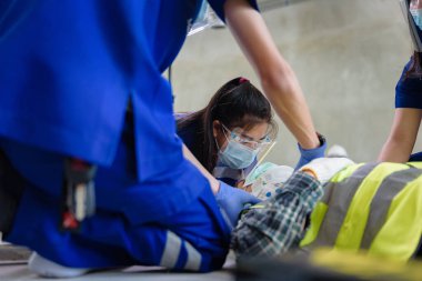 Kafa yaralanmaları için ilk yardım ve iş yerindeki tüm travma vakaları, duygu kaybı, kol ve bacaklarda fonksiyon kaybı, hastanın nakli için ilk yardım eğitimi dikkate alınıyor..