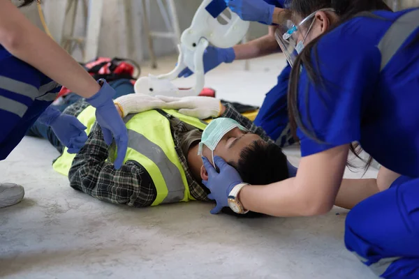 První Pomoc Při Poranění Hlavy Vzhledem Všem Traumatickým Incidentům Pracovníka — Stock fotografie