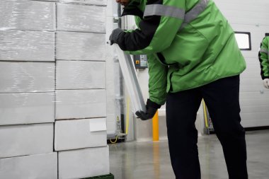 Plastik ambalaj rulosu, dondurucu deponun mallarının yüklenmesine Coronavirus aşısı soğuk odada depolanmasına ihracat-ithalat lojistik sistem konsepti. Paket kutusuna odaklan.