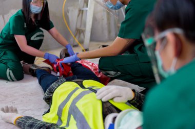 İş kazalarında yaralananlar için ilk yardım. Hastayı nakletmek için bacak vakum bandını duygu kaybı ya da normal hareket kaybı ve kol ve bacaklarda fonksiyon kaybı için kullanmak, ilk yardım eğitimi.